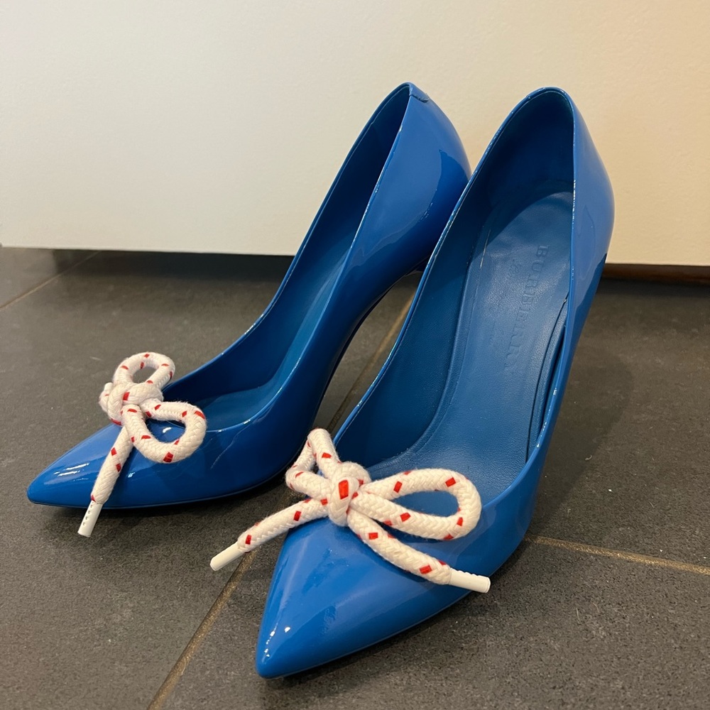 Burberry Blue Patent Leather Finsbury Size 40 Pumps